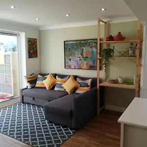 Spacious Townhouse With Sea Views Near Cardiff Barry