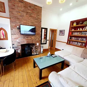 F1 Maison 108: Cozy With Netflix & Island Charm Barry